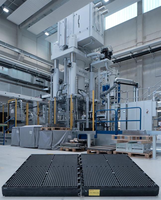 Preisgekröntes Bauteil: Das Kunststoff-Batteriegehäuse wurde auf einer Wickert-Compositepresse im Laborgebäude des MERGE Research Centre „Lightweight Technologies“ der TU Chemnitz gefertigt. 