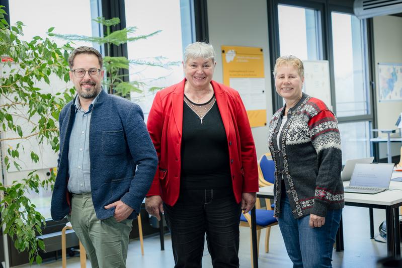 Das Team der hdw nrw: (v.l.) Alexander Kobusch, zuständig für die Qualitätsentwicklung im Netzwerk, Geschäftsführerin Prof. Dr. Tobina Brinker und Dr. Martina Emke, Koordinatorin des Weiterbildungsprogramms