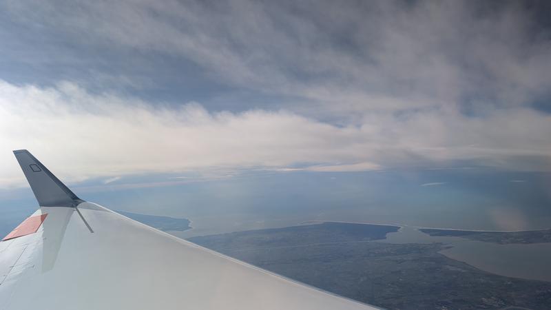 HALO nahe der französischen Atlantikküste auf dem Weg zu seinem Überflug über die mobile Bodenmessstation des KIT, dem KITcube, in der Bretagne, Frankreich.