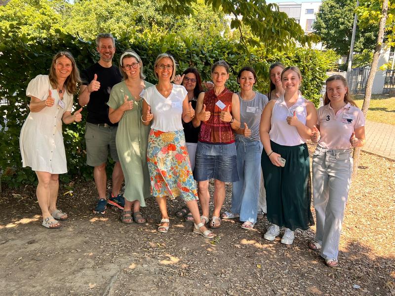 Die drei Studentinnen der JGU – (von rechts) Greta Hafeneger, Mariel-Sophie Sprock und Rahel Schneider – mit dem Team von GO for Tansania e. V. beim Sommerfest des GMO