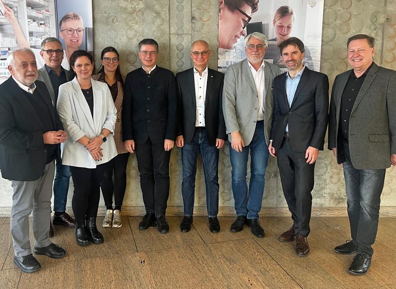 Allseits große Zufriedenheit zeigten am Ende der Visitationswoche die drei Visitoren, der Visitationsbegleiter – gleichzeitig Geschäftsführer der KTQ GmbH, Berlin - und die Vertreter des Uniklinikums Würzburg.