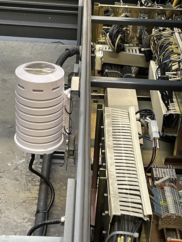 Der weiße Zylinder (AirTrack), der auf dem Dach der Straßenbahn montiert wurde, enthält Sensoren zur Erfassung von Temperatur, Druck, Luftfeuchte und Schadstoffen.