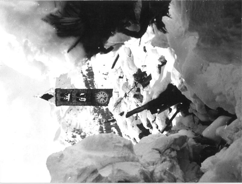 Blick durch die Trümmer auf den Kirchturm von Airolo. 