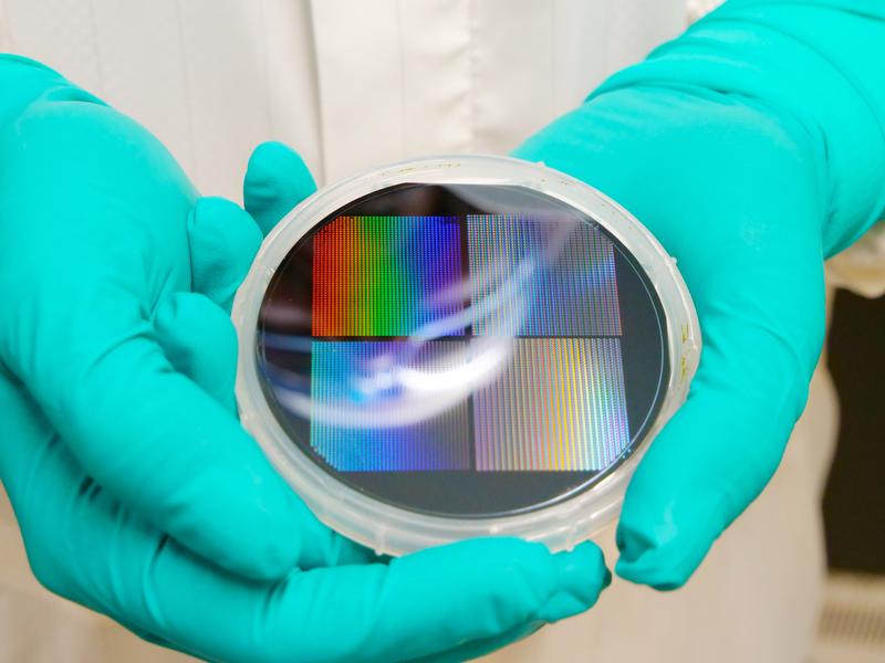 Im Reinraum stellt die Gruppe die Kristalle selbst her und baut diese in sogenannten III‑V‑Photonik-Plattformen (siehe Bild) ein.