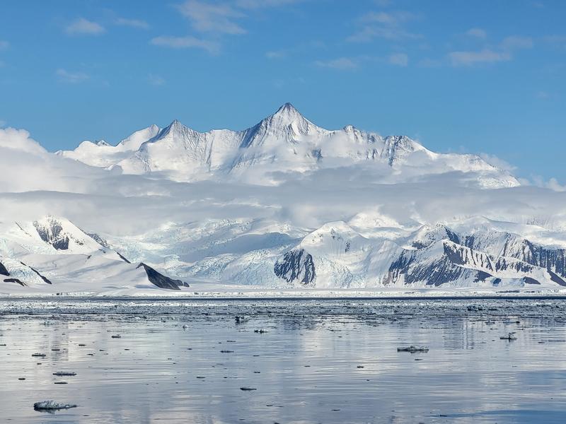 Offenes Wasser mit dem Mount Herschel im Hintergrund. Dieser Zustand ist durch das Vorhandensein der Kieselalge Corethron pennatum gekennzeichnet. 