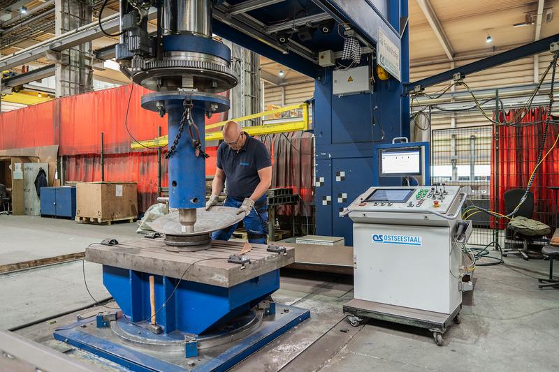 Ein Werker bei der Formung eines Probestücks. Dank des Messsystems kann bei der Umformung auf den Einsatz von Prüfschablonen verzichtet werden.   