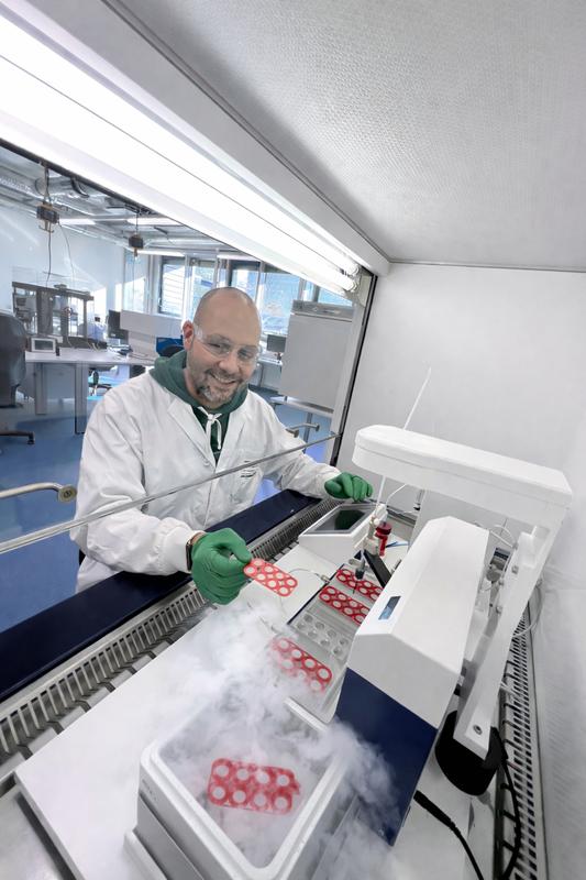 Manual workflows still dominate the cryopreservation of cells and tissues. Stepwise automation based on microsystem carriers increases standardization reliability and reduces manual effort.