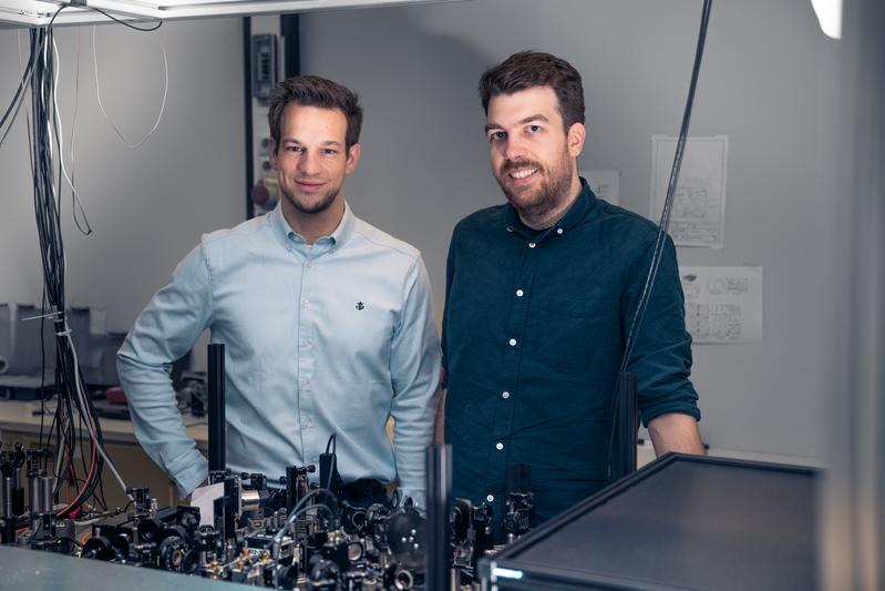 Moritz Gittinger (left) and Daniel Timmer stand in front of the experiment that the study is based on.
