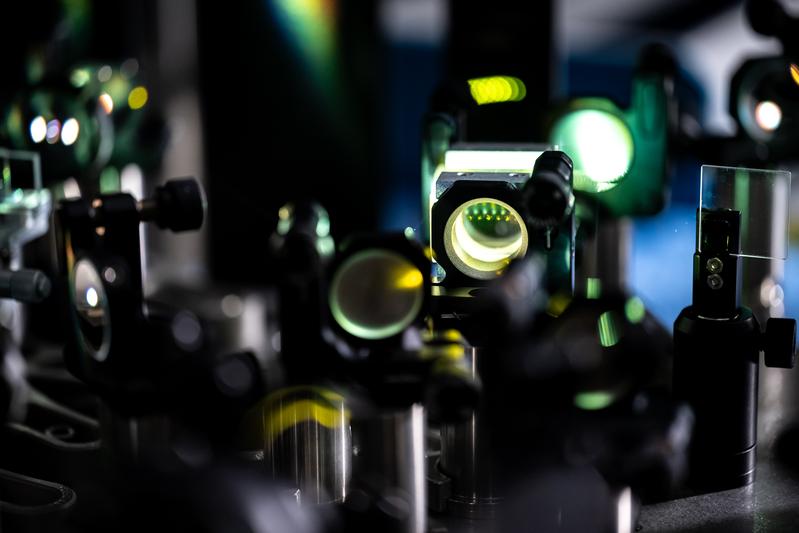 Using complex experimental set-ups, the researchers study the extremely fast movements of electrons in solids with laser pulses with a high degree of temporal resolution. 