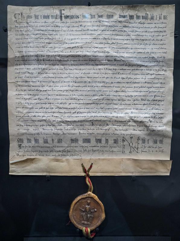 »Ziemlich privilegiert«: Der Reichsfreiheitsbrief von 1226 ist in der Sonderausstellung im Burgkloster des EHM im Original zu sehen (18.05.–23.08.2026); abgebildet ist hier das Faksimile.