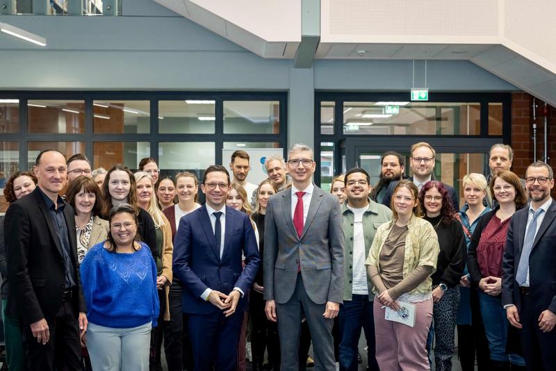 Prof. Dr. Michael Herschelmann (v.r.), Jimena Mejia, Minister Falko Mohrs, Hochschulpräsident Prof. Dr. Marco Rimkus und Dekan Prof. Dr. Sören Schmidt begrüßten die neuen Studierenden. 