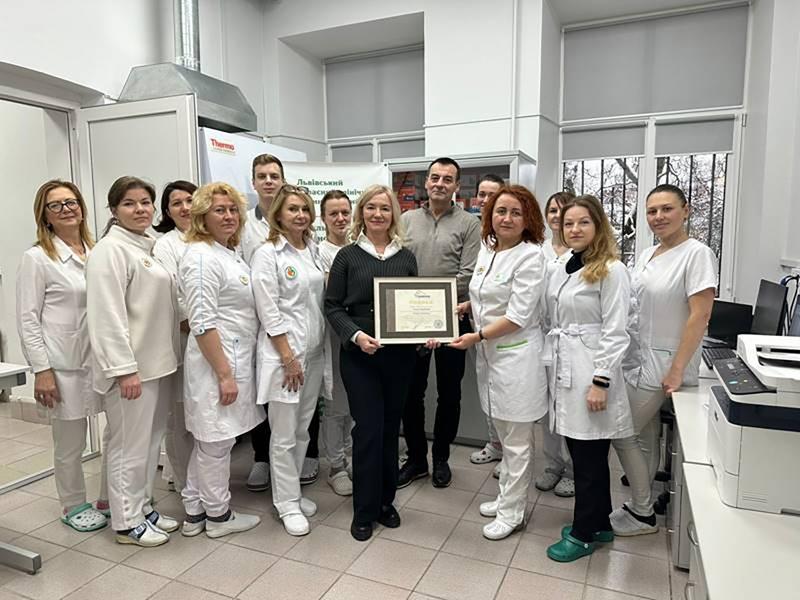 The team from the Regional Center for Newborn Screening at the Perinatal Center in Lviv presents the MHH team with a certificate of appreciation for the successful implementation of the “Partnership in Healthcare” project.