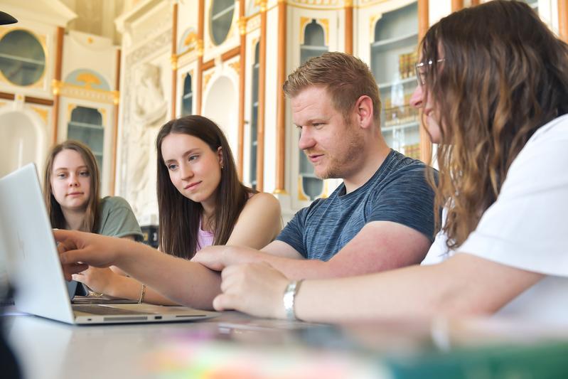Lernen im ehemaligen Bibliothekszimmer von Franziska von Hohenheim.