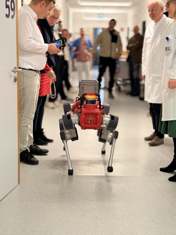 Debüt des Robo-Dogs HELIA (kurz für Helfender Roboter im Klinikalltag) auf der Station H21/22 der Hautklinik des Uniklinikums Würzburg (UKW). Für den richtigen Einsatz muss HELIA jedoch noch trainiert werden. 