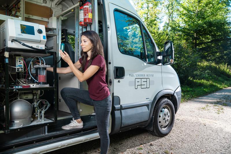 Das Smog-Mobil des PSI ist ein mobiles Labor mit modernsten Instrumenten zur Bestimmung der Luftqualität. PSI-Forschende fuhren damit nach Sarajevo, um die dortige Luftverschmutzung zu untersuchen. 
