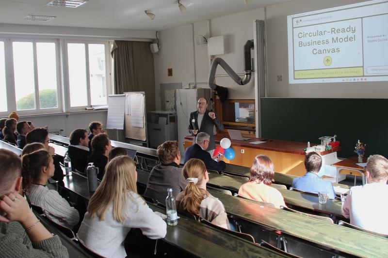 Radim Dušek von der VŠTE bei seinem Impulsvortrag zur nachhaltigen Entwicklung von Geschäftsmodellen.