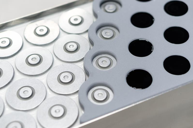 Die fertiggestellten Batteriezellen werden am Fraunhofer IGCV im weiteren Verlauf für ihren Bestimmungszweck verbaut und direkt weiter in das Modul und die Batteriespeicher (Packs) integriert.