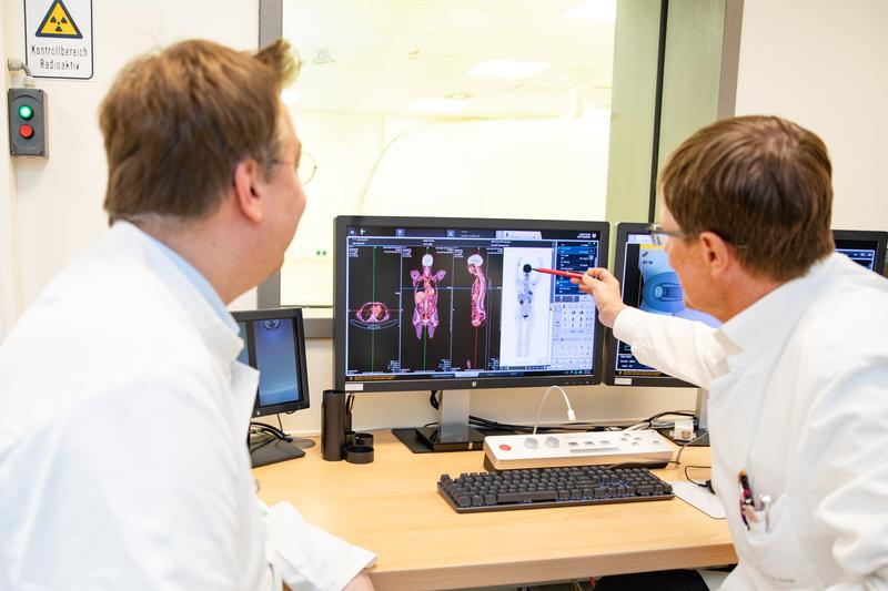 Detaillierter Einblick: Klinikdirektor Prof. Dr. Frank Bengel (rechts) begutachtet gemeinsam mit Oberarzt Dr. Philipp Rath eine Aufnahme des Total-Body-PET/CT.