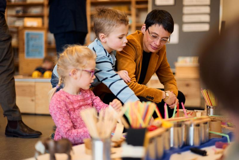 NRW-Familienministerin Josefine Paul informierte sich in der HSBI über mögliche Innovationen für Bildung, Erziehung und Betreuung von Kindern in der Altersgruppe 0-10 Jahre und tauschte sich mit Lehrenden und Kindern aus einem Kindergarten.
