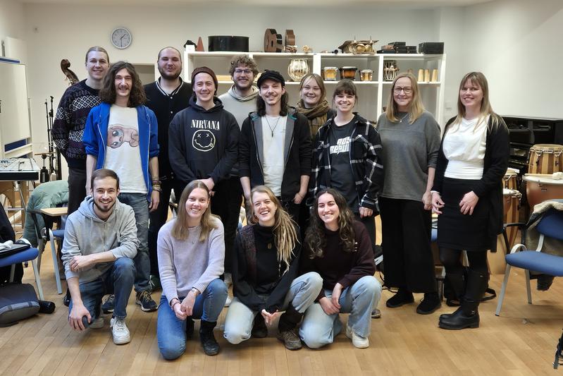 Die Studierenden des Vertiefungsbereichs Musiktherapie in der Sozialen Arbeit mit Sozialpädagogin Martina Rothenhöfer des Uniklinikum Würzburg (2. v. re.) sowie der hauptamtlichen Lehrenden im Vertiefungsbereich, Dr. Jasmin Eickolt 