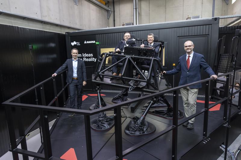 V.l.: Arno Eichberger (Inst. für Fahrzeugtechnik), Martin Peter (Vice President Magna Vehicle Engineering), TU Graz-Rektor Horst Bischof und Severin Stadler (Director Adv. Engineering, Cooperations & Strategy, Magna) im Advanced Driving Simulation Center.