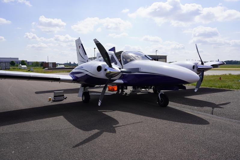 Erste Testflüge erfolgten im Mai 2025 mit einer Diamond DA-62 und einer Piper 28 D-EDTS über Flächen in Bernburg und Dessau.