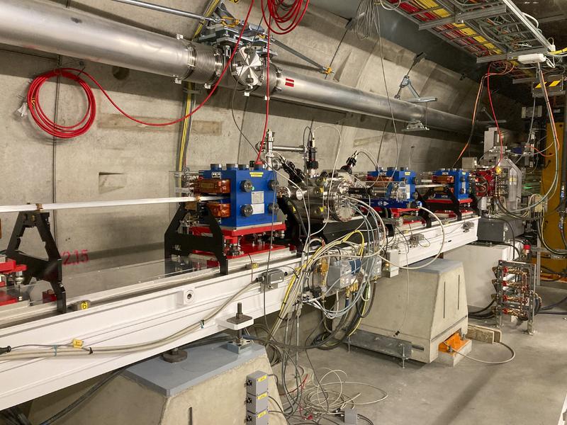 Eine der beiden XFELO-Spiegelkammern am Ende einer Reihe von Undulatoren in einem Tunnel des European XFEL.