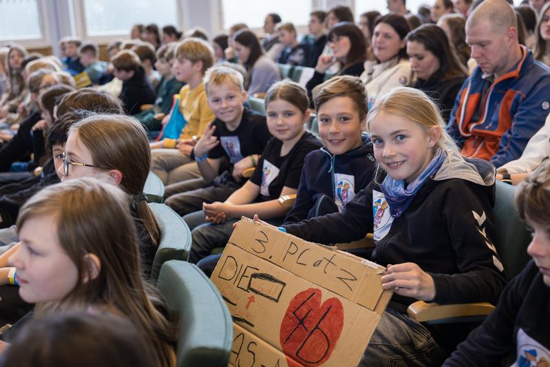 Stolze Gewinner*innenklasse aus mit eigenem 3. Platz-Schild
