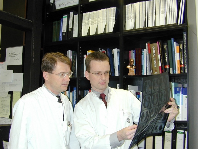 Dr. Thorsten Wittwer (li.), hier gemeinsam mit seinem Mentor Prof. Thorsten Wahlers beim Beurteilen eines Röntgenbildes. Foto: Uni Jena