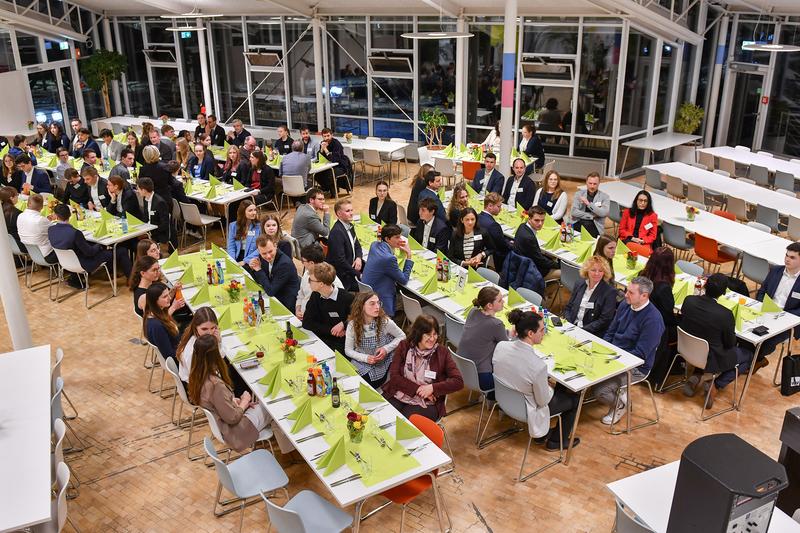 In der geschmückten Mensa der Universität Ulm treffen sich Förderer und geförderte Studierende des Deutschlandstipendiums 