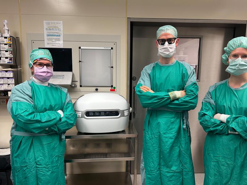 Erfolgreiche Nierentransplantation (v. l.): Susann Zeropa, OP-Pflege, und Dr. Cornelius van Beekum, Chirurg, und Luisa Schmiemann, Assistenzärztin, mit der geschlossenen Perfusionsmaschine.