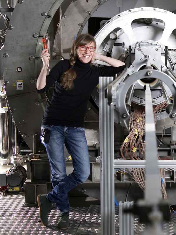 Angela Papa ist Forscherin am Zentrum für Neutronen- und Myonenforschung des PSI, Professorin an der Universität Pisa (Italien) und stellvertretende Direktorin des NCCR «Muoniverse». 