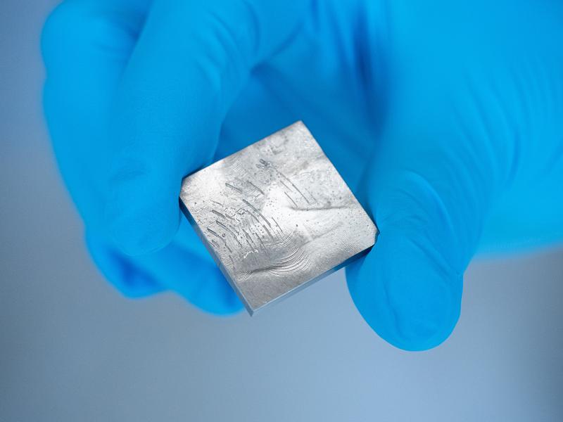 Der Zwilling dieser Probe befindet sich auf der Aussenseite der ISS als Teil des «SESAME»-Experiments.