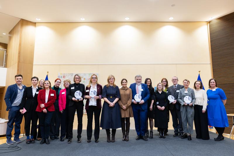 Die Gewinner*innen des EU Awards in allen Kategorien; von der Universität Bielefeld mit dabei: Siân Birkner, Sandra Sieraad (beide Gleichstellung Universität Bielefeld) und Prorektorin Professorin Dr. Michaela Vogt (5., 6. und 7. von links).  