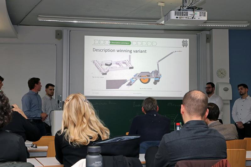 Alle Vorgaben umsetzen und einen möglichst überzeugenden Prototypen vorführen, darauf kam es bei der Präsentation der Entwicklungsprojekte an. Im Publikum: Lehrpersonal der THWS und die jeweiligen Auftraggeber 