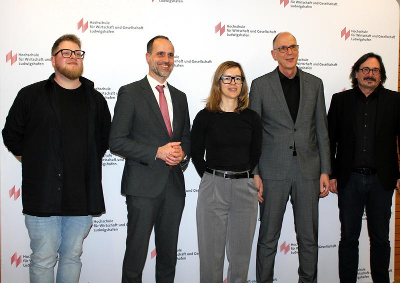 (v.l.): Praxiskoordinator Maximilian Schütz, Minister Clemens Hoch (MWG RLP), Studiengangleiterin Lena Loge, Hochschulpräsident Gunther Piller und Dekan Peter Rahn 