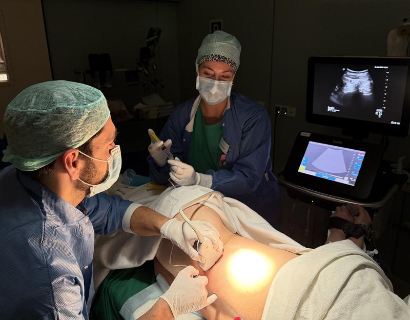 Mittels Ultraschall führt Anästhesist Dr. Johannes Herrmann zusammen mit der Anästhesietechnischen Assistentin Lara Buggenhagen den sogenannten Quadratus-Lumborum-Block durch.