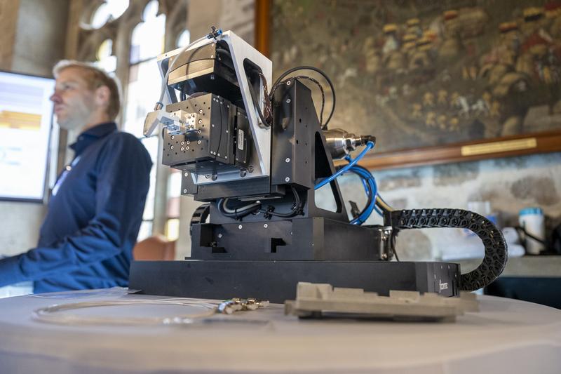 Aufbau zur Entwicklung und Skalierung von integrierten optischen Faserkomponenten und Faserarrays.