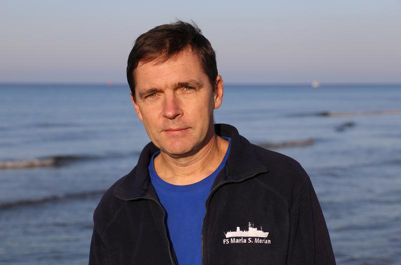 Volker Mohrholz ist auf die Kopplung physikalischer und biogeochemischer Prozesse im Meer spezialisiert. Er gehört zu den IOW-Forschenden, die die aktuelle Situation in der Ostsee vor einem möglichen großen Salzwassereinstrom aus der Nordsee analysieren.