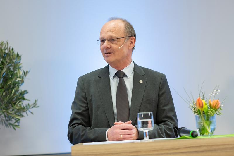 Universitätspräsident Prof. Michael Weber begrüßt die Gäste zum Dies academicus