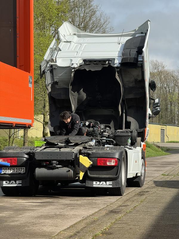 Unter anderem der 13,6 Meter langen Auflieger der Krone Nutzfahrzeug Gruppe wurde von den Forschenden der FH Dortmund mit zahlreichen Sensoren ausgerüstet und war auf der Teststrecke LaSiSe in Selm und im realen Straßenverkehr unterwegs. 