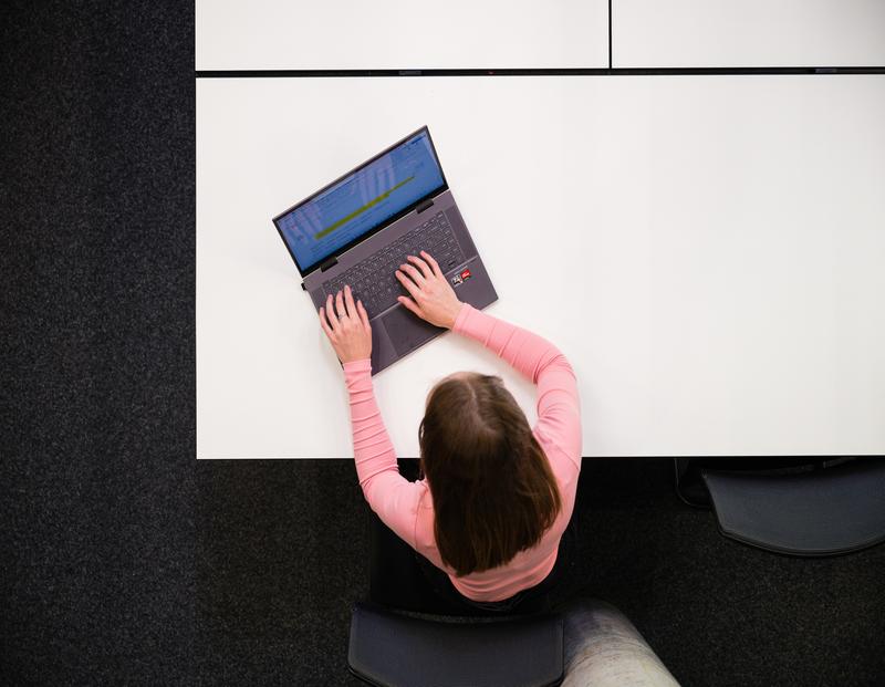 Für Jura-Studierende ist die Teilnahme am Experiment eine Chance, sich intensiv mit den neuen KI-Werkzeugen auseinanderzusetzen. Sie erhalten ein kostenloses Coaching in den neuen Arbeitsmethoden – ein Vorteil für ihr Studium.