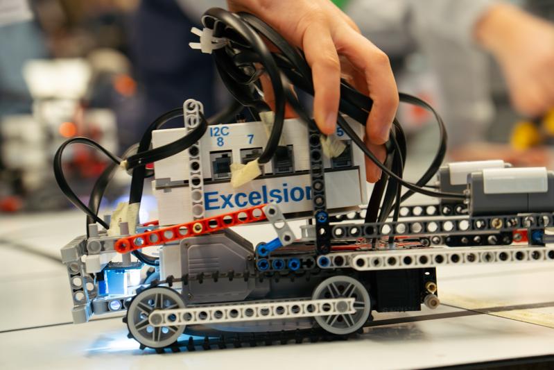 Mit selbstprogrammierten Robotern treten die Teilnehmenden beim RoboCup Qualifikationsturnier in Hannover an.