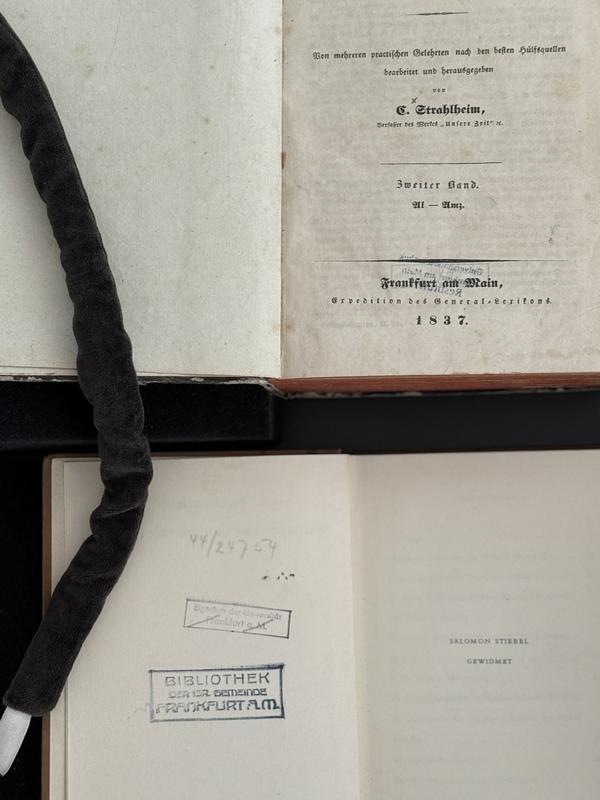 Stempel weisen auf die Israelitische Gemeinde bzw. das Heim für erwerbslose jüdische Jugendliche als ehemalige Eigentümer hin. 