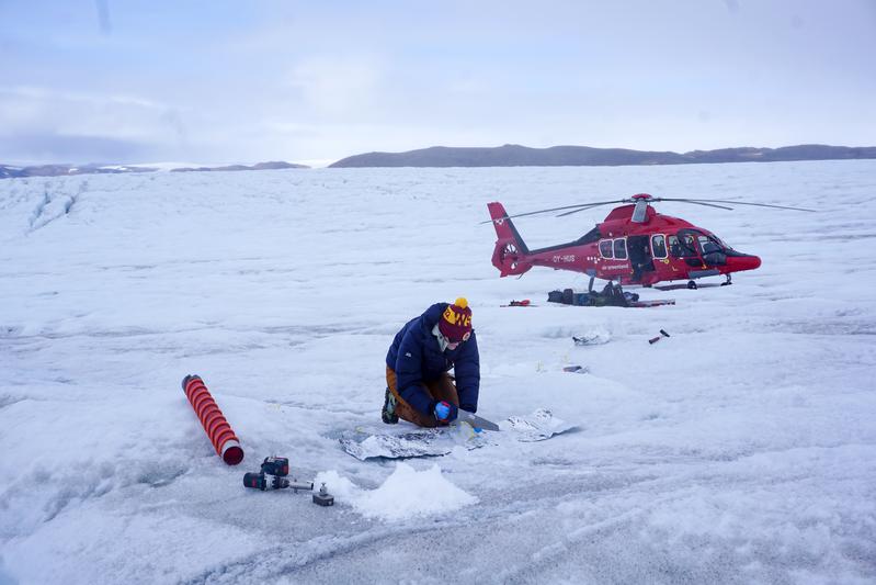Beatriz Gill-Olivas (Universität Aarhus in Dänemark) bei der Probenahme im Nordwesten Grönlands. Diese Eiskerne waren Teil der Nat Comm-Studie, die zeigte, dass auch das Eis selbst Nährstoffe liefern kann.