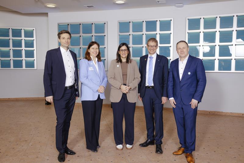 Die feierliche BlueMat-Eröffung steht kurz bevor: Clustersprechende Prof. Christian Cyron, Prof. Irina Smirnova, Wissenschaftssenatorin Maryam Blumenthal, TU-Präsident Prof. Andreas Timm-Giel und Clustersprecher Prof. Patrick Huber