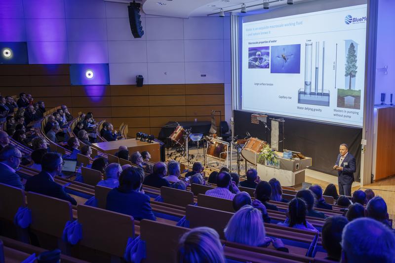 Hauptsprecher des Clusters, Prof. Patrick Huber, bringt dem Auditorium die Forschungsmöglichkeiten näher, die BlueMat bietet 