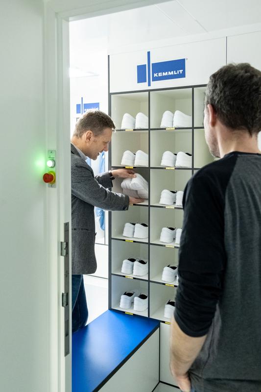 Gäste konnten bei der Eröffnung die neue Personalschleuse für die Reinraum-Ausbildung besichtigen.