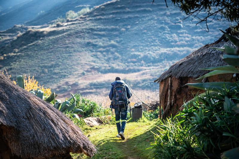 Der Laienhelfer Thabiso Willie auf dem Weg zu einem Patientenbesuch in Moteng, Distrikt Butha-Buthe, Lesotho.