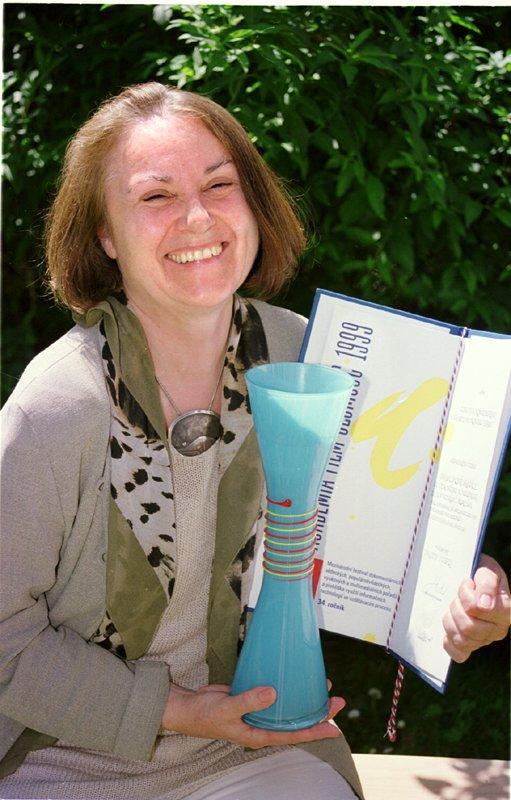 Dr. Trude Hard, Redakteurin des Films, mit dem Preis, einer Designervase aus böhmischem Glas.